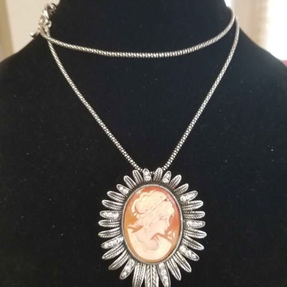 Vintage Amedeo Cameo with Amedeo chain real shell